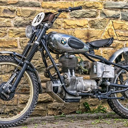 motorcycle-2555184_640